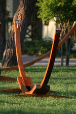 Романтична дървена стойка за хамак за тих кът в градината